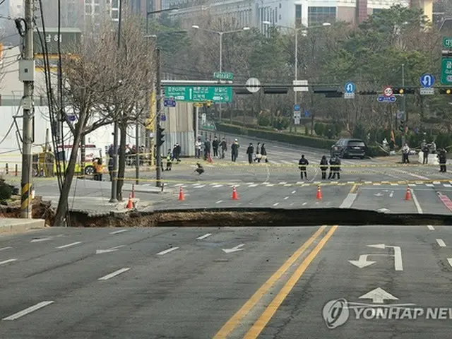 陥没事故が起きた道路＝２５日、ソウル（聯合ニュース）