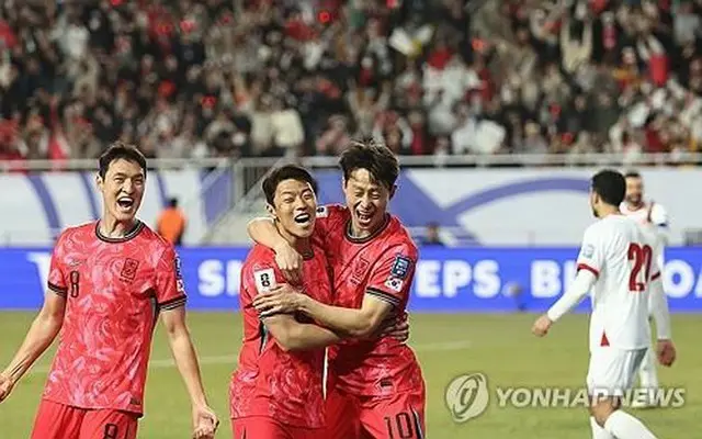 先制ゴールを決め、喜ぶ李在城（右）＝２５日、水原（聯合ニュース）