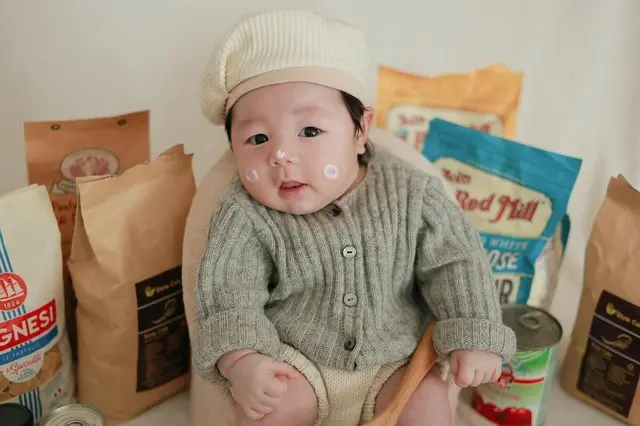 シム・ヒョンタク＆サヤさん夫婦、50日になった息子の写真公開…ますます「BTS」JUNG KOOK似？