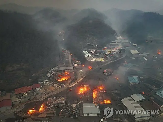 強風による飛び火で火災が発生した集落＝２５日、義城（聯合ニュース）