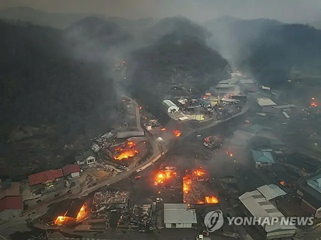 強風による飛び火で火災が発生した集落＝２５日、義城（聯合ニュース）