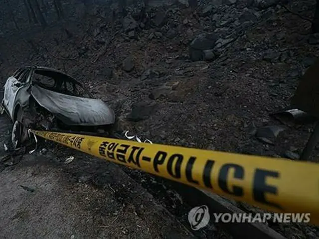 山火事で焼けた車＝２６日、英陽（聯合ニュース）