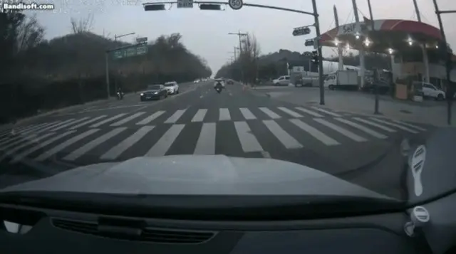 「退勤後、副業で配達をする誠実な友人」…道路陥没で死亡したバイク運転手＝韓国