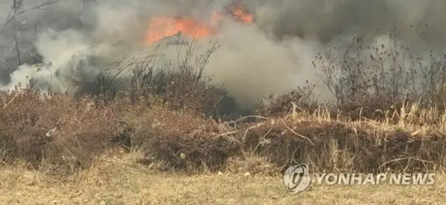 山火事の消火活動中に墜落したヘリ（読者提供）＝２６日、義城（聯合ニュース）