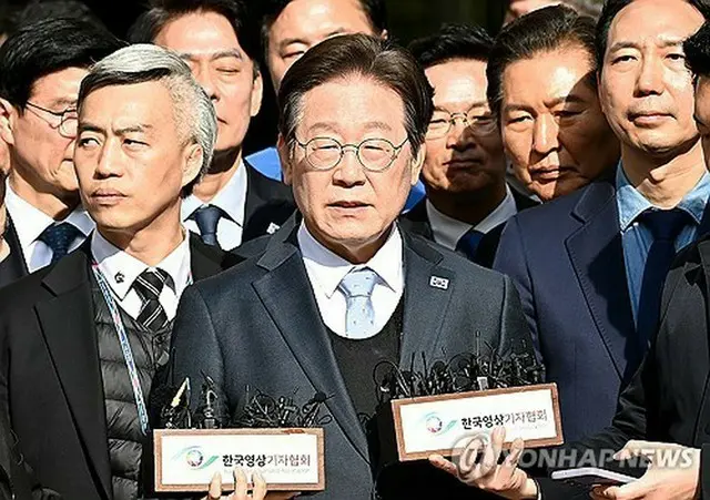 判決後、記者団の取材に応じる「共に民主党」の李在明代表＝２６日、ソウル（聯合ニュース）