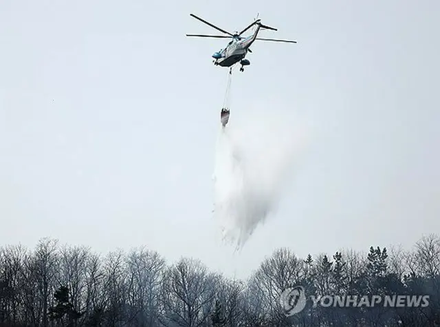 消火活動を行うヘリコプター（資料写真）＝（聯合ニュース）