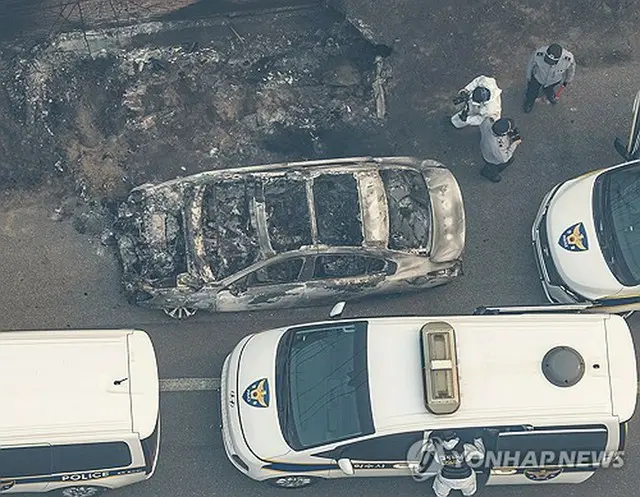 山火事で全焼した車＝２６日、盈徳（聯合ニュース）