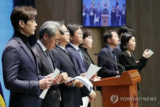 李代表の無罪判決を求める共に民主党議員ら＝２５日、ソウル（聯合ニュース）