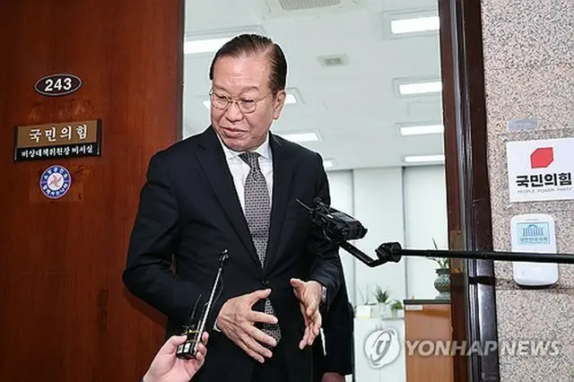 李氏の逆転無罪判決について取材に答える権寧世氏＝２６日、ソウル（聯合ニュース）
