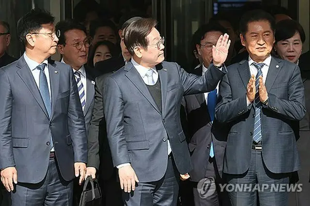 逆転無罪判決を受け、支持者らにあいさつする李代表＝日、（聯合ニュース）