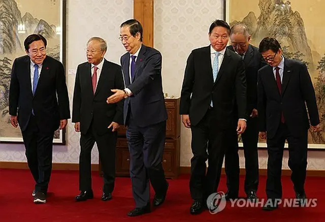 昨年１２月２３日に面会した韓氏（左から３人目）と経済６団体の代表（大統領室通信写真記者団）＝（聯合ニュース）
