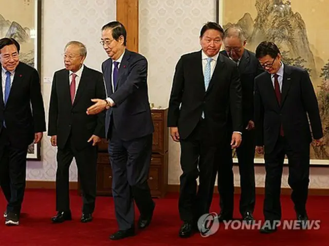 昨年１２月２３日に面会した韓氏（左から３人目）と経済６団体の代表（大統領室通信写真記者団）＝（聯合ニュース）