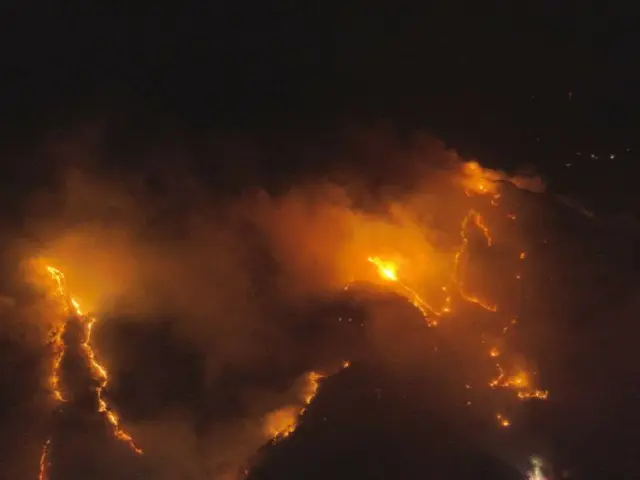 慶尚北道山火事、ヘリコプター・装備を分散配置し消火作業を再開＝韓国