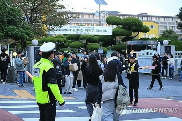 昨年１１月、南部・済州市内の大学修学能力試験の会場に入る受験生ら＝（聯合ニュース）