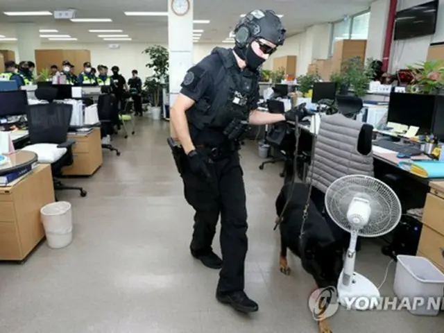 ２０２３年８月、ソウル近郊の高陽市庁などを爆破するという内容の脅迫メールが届いたことを受けて捜索作業を行う警察官＝（聯合ニュース）