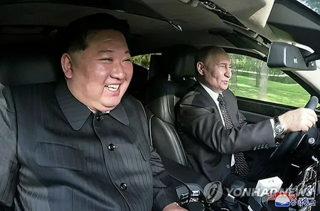 昨年６月、平壌でプーチン氏が金正恩氏に贈ったロシアの最高級車「アウルス」を交互に運転するプーチン氏（奥）と金正恩氏（資料写真）＝（朝鮮中央通信＝聯合ニュース）