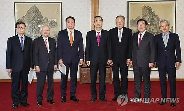 首相公邸で面会した韓悳洙首相（中央）と経済６団体の代表＝２７日、ソウル（聯合ニュース）