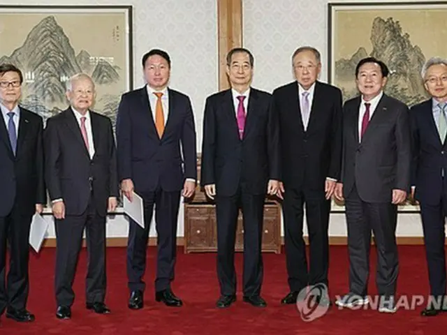 首相公邸で面会した韓悳洙首相（中央）と経済６団体の代表＝２７日、ソウル（聯合ニュース）