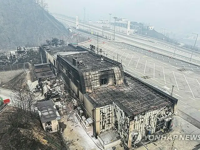 山火事で全焼した高速道路のサービスエリア＝２７日、青松（聯合ニュース）