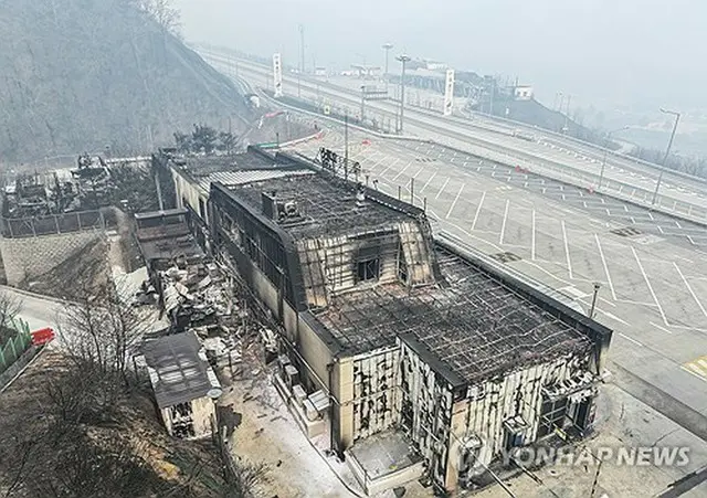 山火事で全焼した高速道路のサービスエリア＝２７日、青松（聯合ニュース）