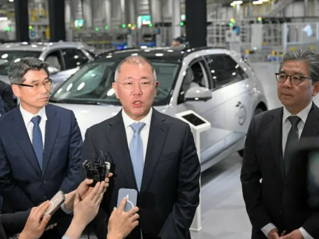26日（現地時間）、米ジョージア州の現代車グループの新工場の竣工式に出席した現代自動車グループの鄭義宣会長（中央）ら（写真＝現代自動車グループ）