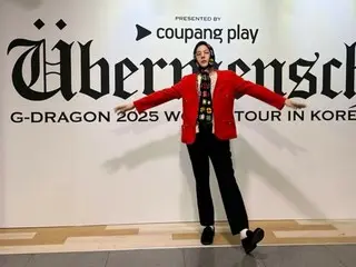 G-DRAGON(BIGBANG)、両手を広げて喜ぶコンサート..スカーフのスタイリングをおすすめ