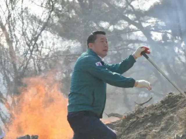 「山火事だ」の知らせに会議を中断して消火に向かった順昌郡長＝韓国