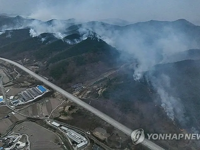 慶尚北道安東市で２７日、高速道路に沿って山から煙が上がっている＝（聯合ニュース）