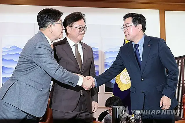 与党「国民の力」の権性東（クォン・ソンドン）院内代表（左）と最大野党「共に民主党」の朴贊大（パク・チャンデ）院内代表（右）＝（聯合ニュース）