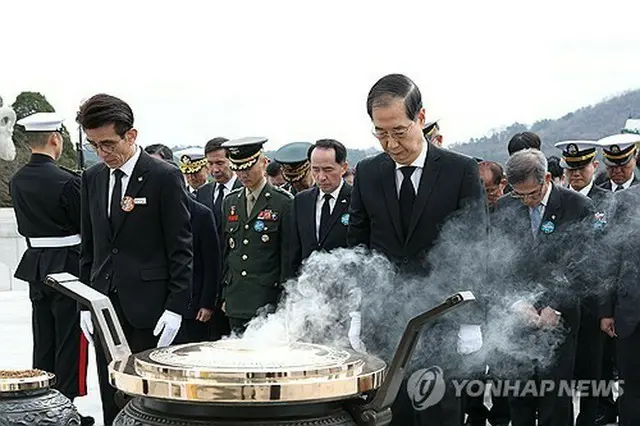 国立大田顕忠院で開かれた「西海守護の日」の記念式典で黙とうをささげる韓悳洙大統領代行＝２８日、大田（聯合ニュース）