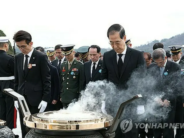 国立大田顕忠院で開かれた「西海守護の日」の記念式典で黙とうをささげる韓悳洙大統領代行＝２８日、大田（聯合ニュース）