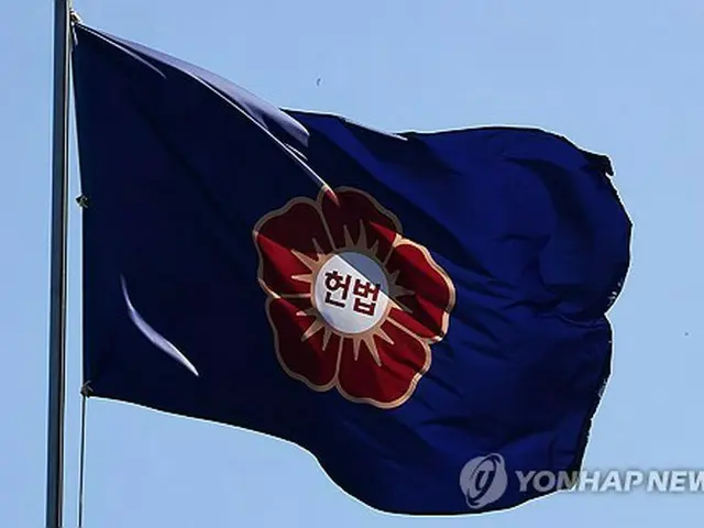 憲法裁判所は２８日も尹大統領の罷免の是非を判断する弾劾審判の宣告日を発表しなかった。風に揺れる憲法裁の旗＝２８日、ソウル（聯合ニュース）