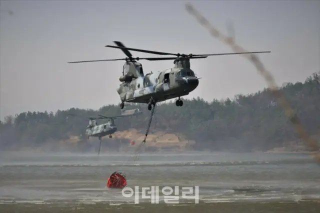 水袋に給水する陸軍の大型ヘリ「チヌーク」（写真＝陸軍）