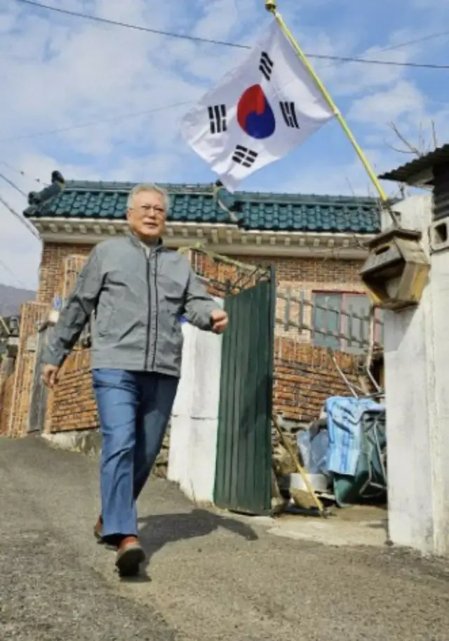 検察、文在寅元大統領に召喚通知...元婿の特別採用疑惑＝韓国