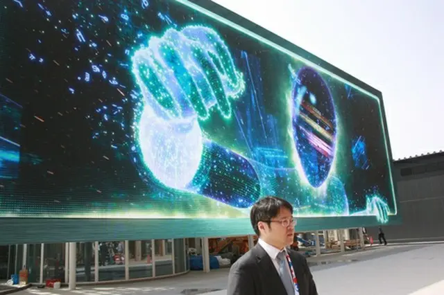 韓国パビリオンについて紹介するパク・ヨンファン館長＝（聯合ニュース）