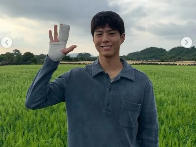パク・ボゴムが自身のSNSにNetflix「おつかれさま」の撮影現場で撮った写真を多数投稿した。