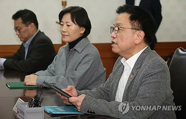 崔相穆・経済副首相兼企画財政部長官＝（聯合ニュース）