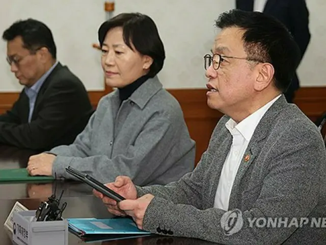 崔相穆・経済副首相兼企画財政部長官＝（聯合ニュース）