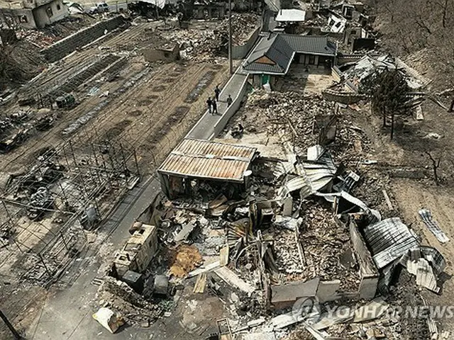 山火事で全焼した慶尚北道安東市の住宅＝（聯合ニュース）