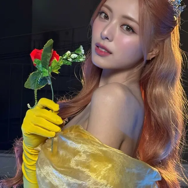 ユナ（ITZY）、スンデ（腸詰め）汁を食べるお姫様とは…ドレスを着て爆食