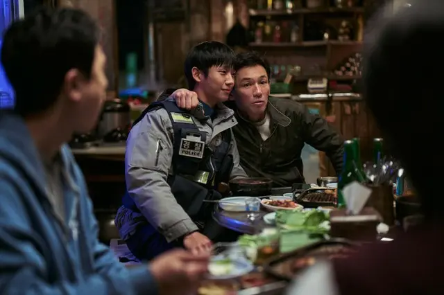 映画『ベテラン　凶悪犯罪捜査班』ファン・ジョンミン、チョン・ヘインがエプロン姿でバトル！ラーメン対決動画を解禁