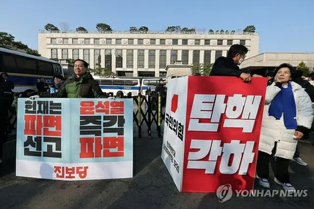 憲法裁判所前で尹氏の弾劾反対を訴える人たち＝３１日、ソウル（聯合ニュース）