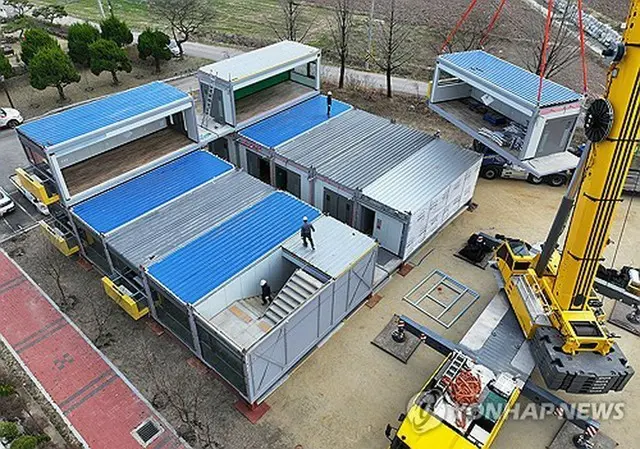 慶尚北道安東市で被災者のための仮設住宅が急ピッチで設置されている＝３１日、安東（聯合ニュース）