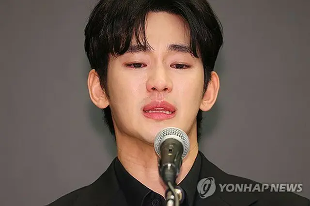 記者会見で涙を流すキム・スヒョン＝３１日、ソウル（聯合ニュース）
