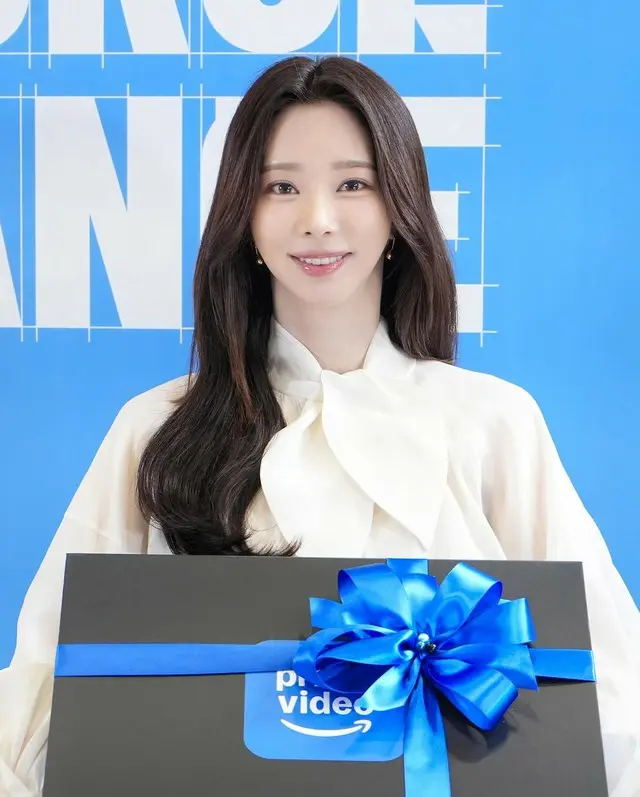女優イ・ジュビン、人形の頬を打つ女神のような美貌...ドラマ「離婚保険」の広報妖精に