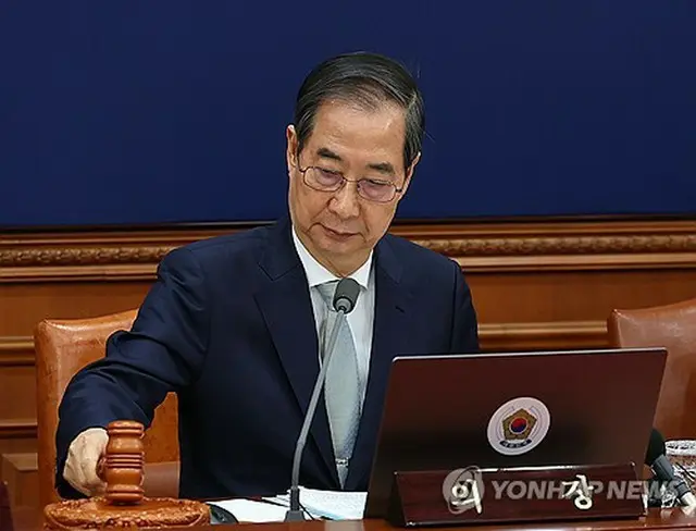 政府ソウル庁舎で開かれた閣議に出席した韓悳洙大統領代行＝１日、ソウル（聯合ニュース）