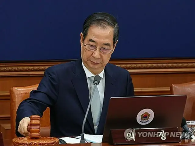 政府ソウル庁舎で開かれた閣議に出席した韓悳洙大統領代行＝１日、ソウル（聯合ニュース）