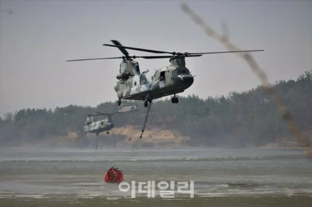 韓国陸軍のヘリ「CH47」が先月26日、キョンサンプクド（慶尚北道）ウィソン（義城）郡の開川貯水池でバンビバケット（水袋）に山火事鎮火用水を給水している。CH47は一度に最大5000リットルの水を撒くことができる。