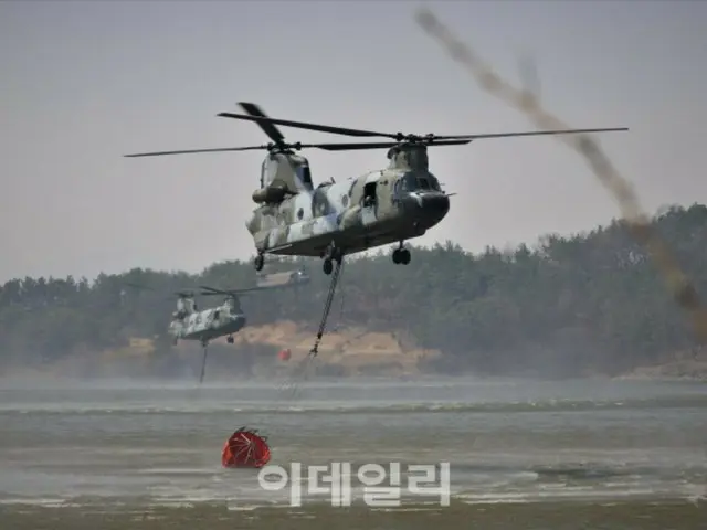 韓国陸軍のヘリ「CH47」が先月26日、キョンサンプクド（慶尚北道）ウィソン（義城）郡の開川貯水池でバンビバケット（水袋）に山火事鎮火用水を給水している。CH47は一度に最大5000リットルの水を撒くことができる。