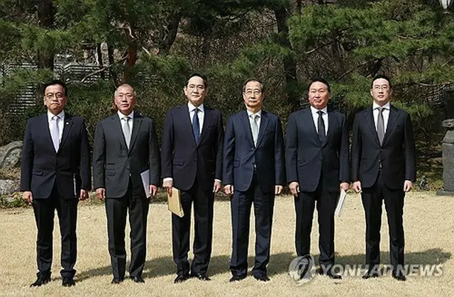 「経済安全保障戦略ＴＦ」に出席した韓悳洙・大統領代行（左から４人目）や李在鎔・サムスン電子会長（同３人目）ら＝１日、ソウル（聯合ニュース）